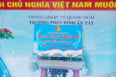 Tháng 9 lại về với bao nỗi rộn ràng của những ngày tựu trường, khai giảng năm học mới. Trong  tiết trời thu, các em lại gợi nhắc lại mái trường nơi ươm mầm để các em dần trưởng thành vươn cao. Thực hiện chủ đề tháng 9, các em học sinh khối 9 đã có tiết sinh hoạt dưới cờ thật rực rỡ sắc màu để mở đầu cho năm học mới với mong muốn gặt hái nhiều thành công!. Một số hình ảnh ghi lại trong tiết sinh hoạt dưới cờ